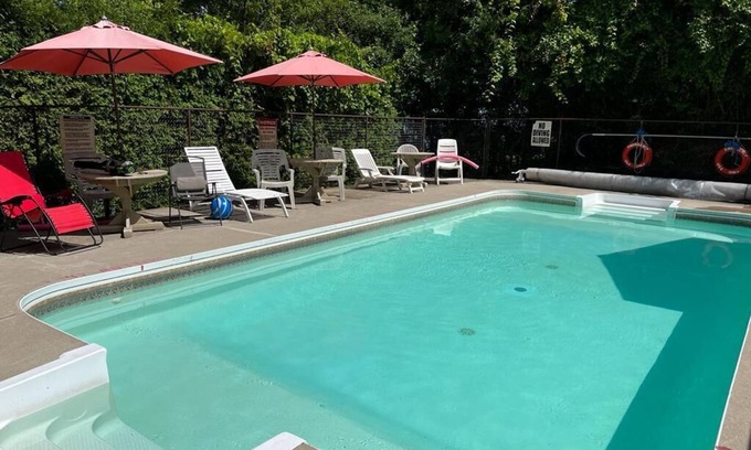 Harwood Cottage | Sandy Shore Cottages Luxury Lake Front Resort (2 bdr Cottage# 3)