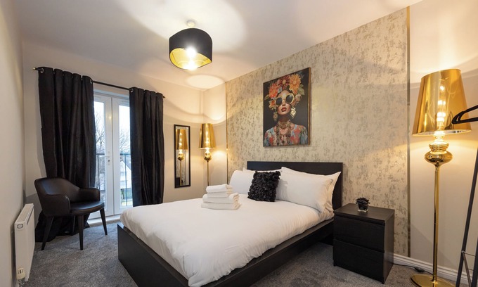 Broadheath Apartment | SandyCroft- Free Secure Parking, close to tram stop and close to the Airport