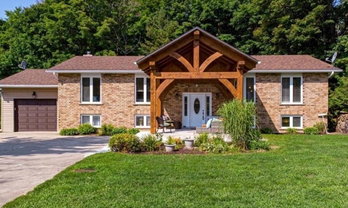 Sauble Beach Cottage | Sauble Beach renovated, large modern cottage + chefs kitchen. 5 mins to Main St