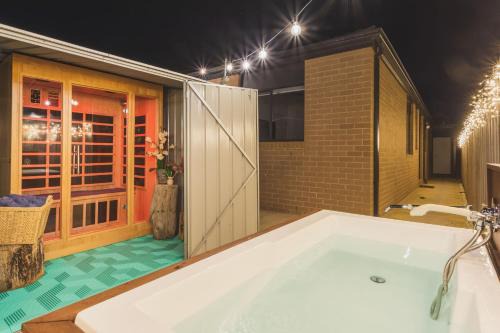 St Leonards House | Sauna, King Beds, Tranquility Base Fun Large Home