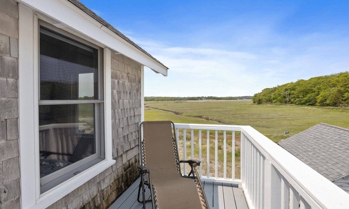 Minot House | Save 10% on Fall Stays - Book by Nov 21!