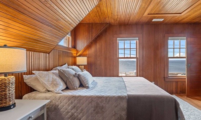 Scituate House | Save 10% on Fall Stays - Book by Nov 21!