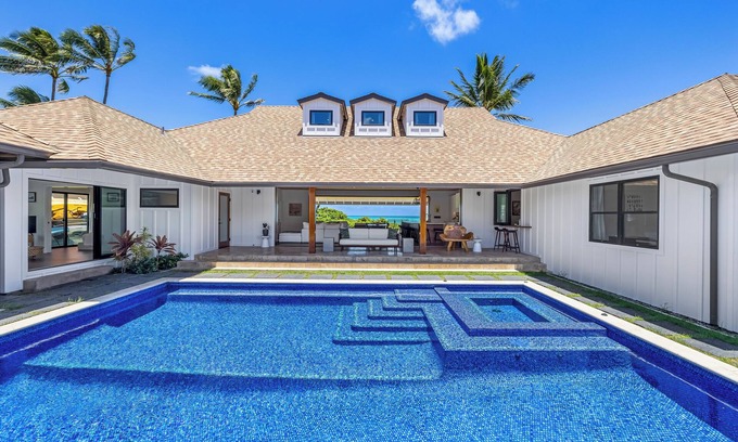 Kalama Tract Villa | Save 20% on Summer Rates Luxury Kailua Beach Villa | Oceanfront, Pool & Sleeps 1
