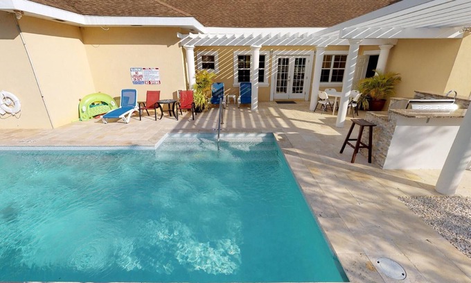 Savannah House | Savhaven - 4 Bed, 4 Bath with Pool, Sleeps 8 (2 minutes away from Spotts Beach)