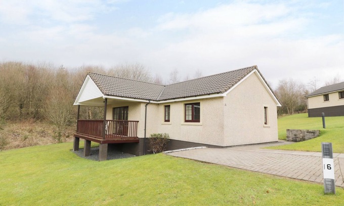Dailly Cottage | SAVITA COTTAGE, family friendly, with pool in Dailly