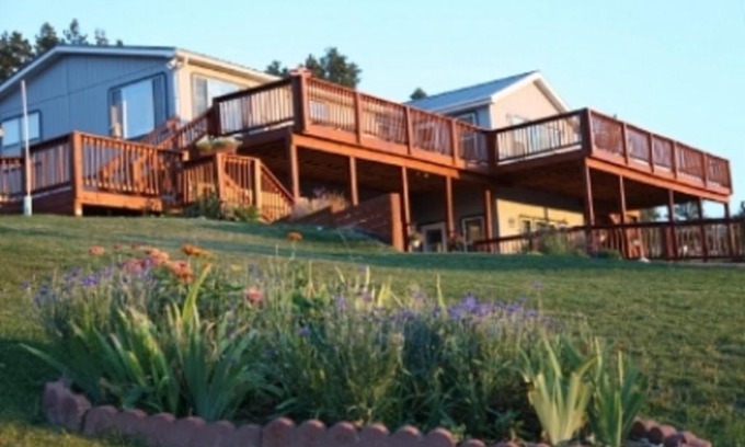 Devils Tower Hotel | Sawin' Logs Inn