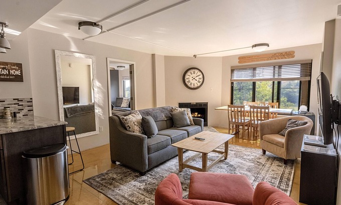 Snowshoe Condo | SC 5406: Elegant 2BR w/King bed! Modern kitchen, perfect for summer with pool!