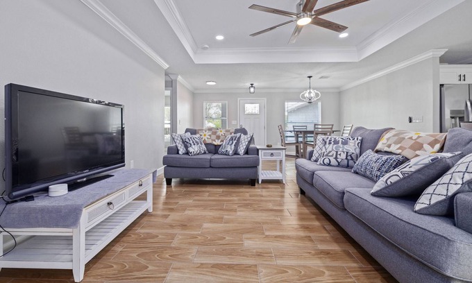 Avis Oaks House | Scallop Season Brand-New Coastal Retreat – Near Weeki Wachee, Pine Island Beach & Top Attractions!