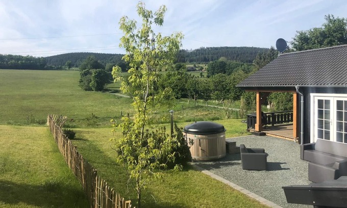 Kuestelberg House | Scandinavian Lodge with hot tub near Winterberg