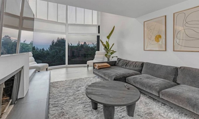 Dundarave House | Scandinavian West Vancouver Home w/ Stunning Views
