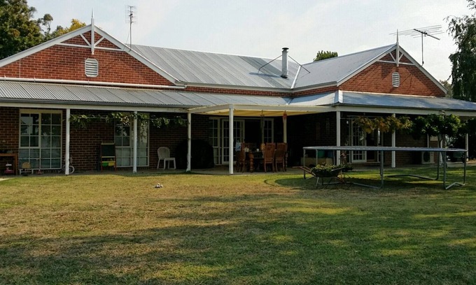 Yinnar South House | SCARLET OAK HOMESTEAD RURAL RETREAT ACCOMMODATION