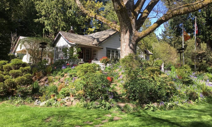 Sooke House | Scarlet Oak - New to Vrbo. 1 bedroom suite, walk out, in a heritage country home