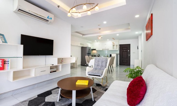 Phu My Hung Apartment | Scenic 2-bedrooms with Pool and Street View