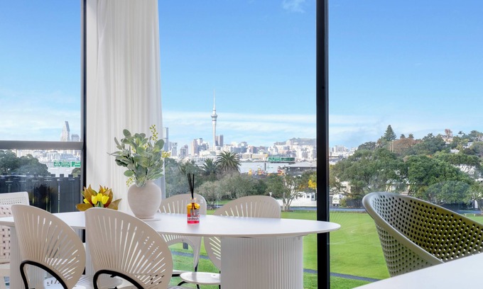 Northcote House | Scenic City Views close to Auckland CBD!
