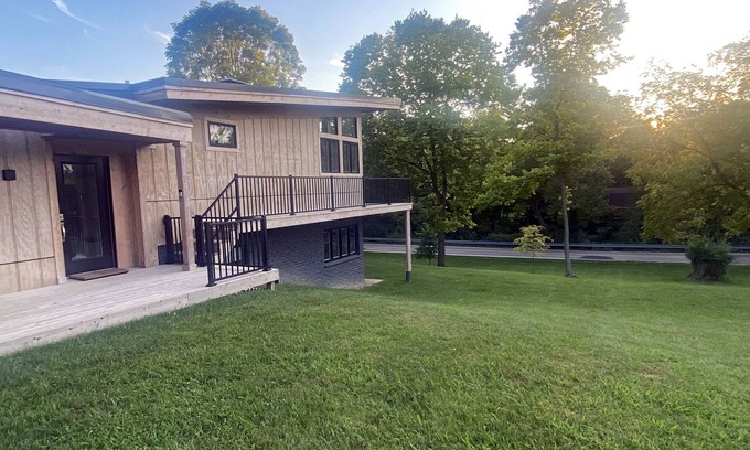 Oxford House | Scenic Lookout - Short Walk to Rec, Goggin, Uptown