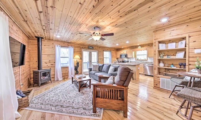 Murphy Cabin | Scenic Murphy Escape with Hot Tub & Fire Pit!