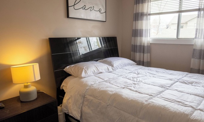 Sunnyside House | Scenic Private Room: Near Bow River's Beauty house