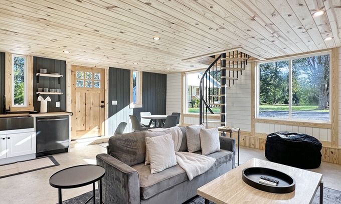 Summerville House | Scenic Retreat