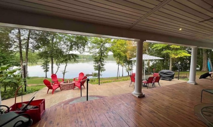 Parsons House | Scenic River Cabin Retreat Kayaks, Firepit, Hammock & Dog-Friendly Stay