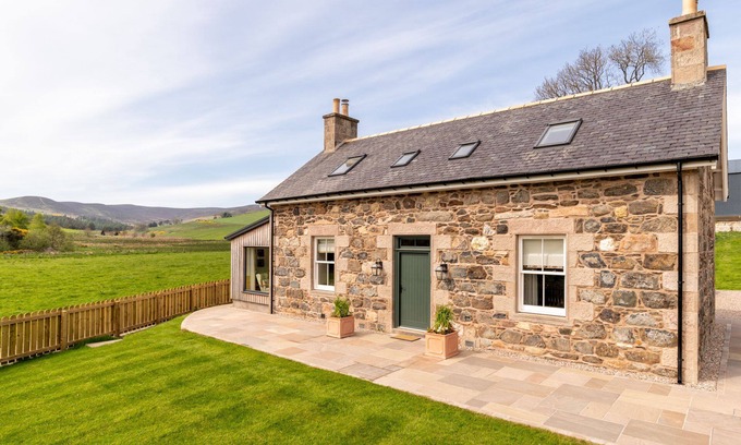 Alford Cottage | Scenic rural cottage in Aberdeenshire - Sleeps 6