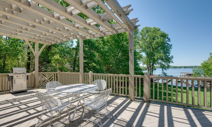 Huddleston House | Scenic Smith Mountain Lake Getaway w/Deck + Dock!