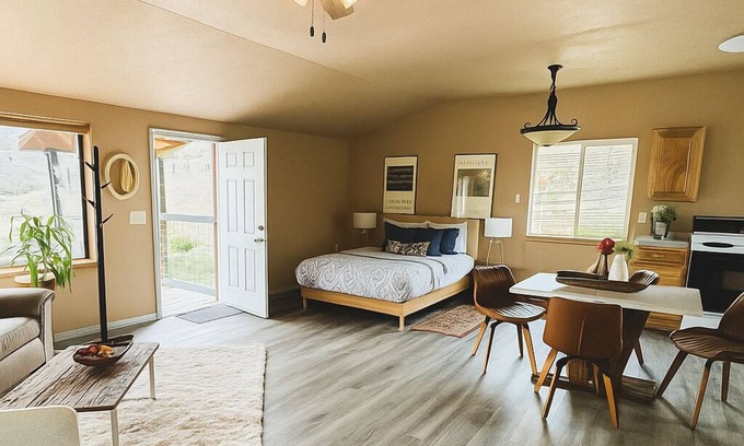 Salmon Apartment | Scenic Studio Retreat- Steps to Goldbug Hot Springs