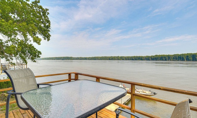 Fulton Cabin | Scenic Views & Yard: Mississippi River Retreat!