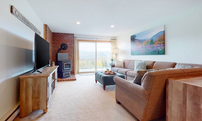Intervale House | Scenic year-round retreat with amazing mountain views & tennis courts