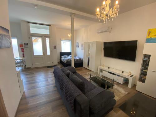Helbedundorf Apartment | Schöne kleine Einraumwohnung mit Küche und Kamin in Holzthaleben