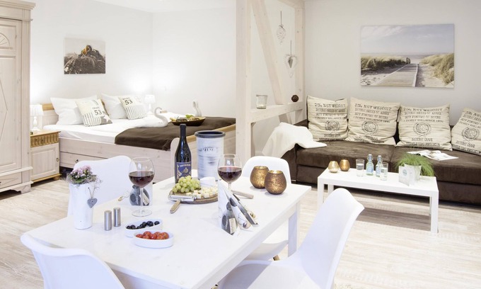 Holm Apartment | Schwalbennest - parking space, shower room, TV, WLAN, washing machine, dryer