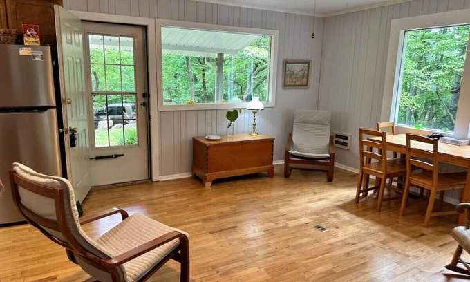 Clayton Apartment | Scobie House - 3 BR near Waterfalls, Hiking and Gem