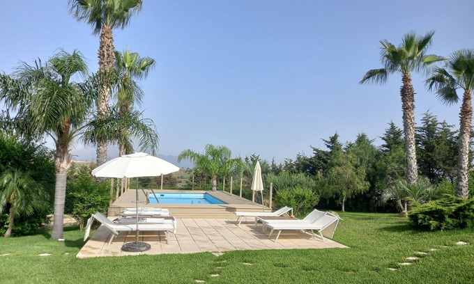 Partinico Apartment | Sea apartment in villa with swimming pool.