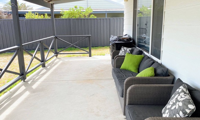 Lancelin House | Sea Breeze-A cosy 4×1 holiday home, just 300m from Lancelin Back Beach!