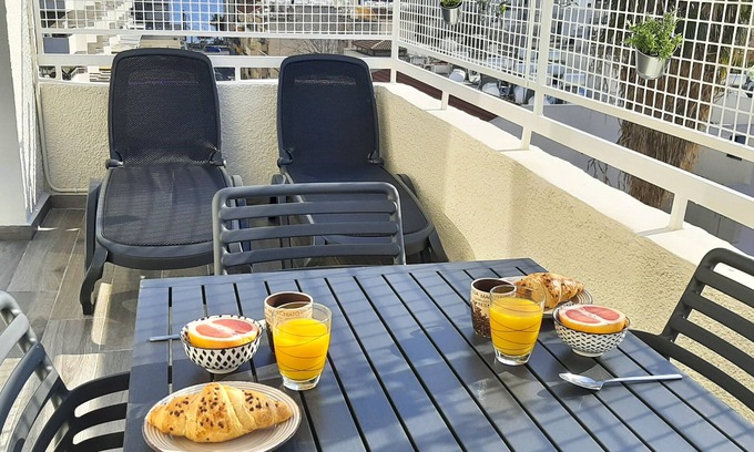 Historical Center Apartment | Sea Breeze Central, 2bed, sleeps 4, Wi-Fi, Sat TV
