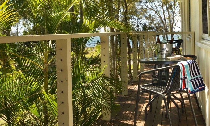 Urangan Apartment | Sea Breeze & partial Water Views among the palm tree canopy -Apt 4.