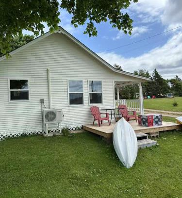 Stanhope Villa | Sea breeze Retreat-3-bedroom watterfront cottage