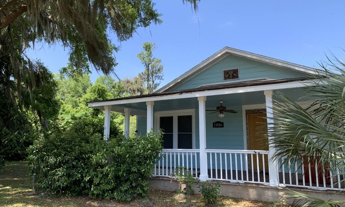 Darien Cottage | Sea captain's home near the marsh and minutes to downtown Darien. Pet-friendly!