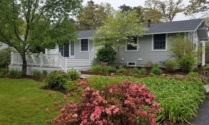 East Harwich House | 'Sea Chalet' ~Special Peace of Cape Cod, Adj to Bike Path, AC and Fish pond