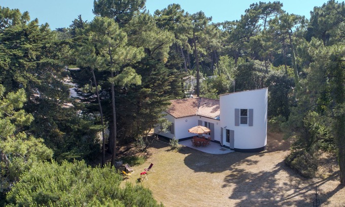 La Flotte Villa | Sea-face villa with a sprawling sea view terrace with direct access to the shore