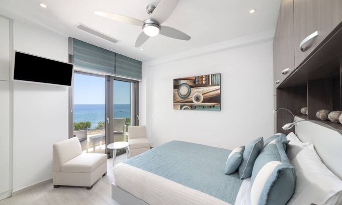 Koutsouras Condo | Sea-front condo in luxury contemporary villa