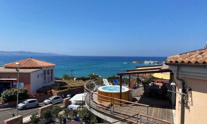 Trinita d'Agultu e Vignola Apartment | Sea front penthouse the sea roses