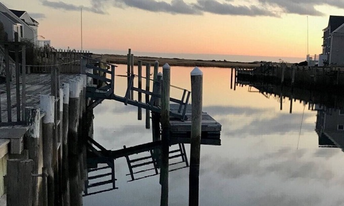 West Dennis House | "Sea Gypsy" Waterfront newly renovated, beautiful views, dock, beach!