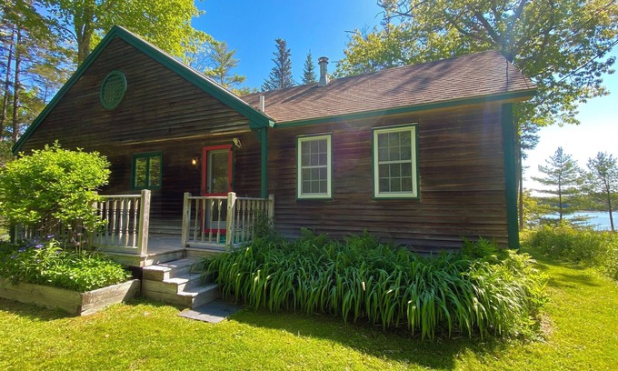 Waldoboro Cottage | Sea Heather Cottage: Sunny Waterfront Escape for Nature Lovers