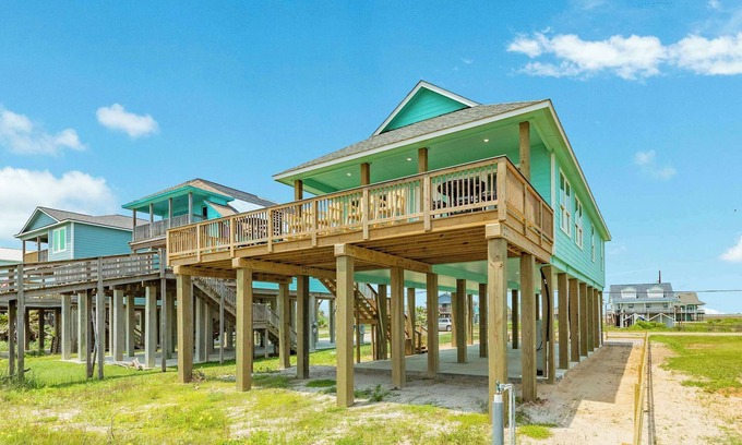 Freeport House | Sea Holly - Beachfront - Pet & Family Friendly