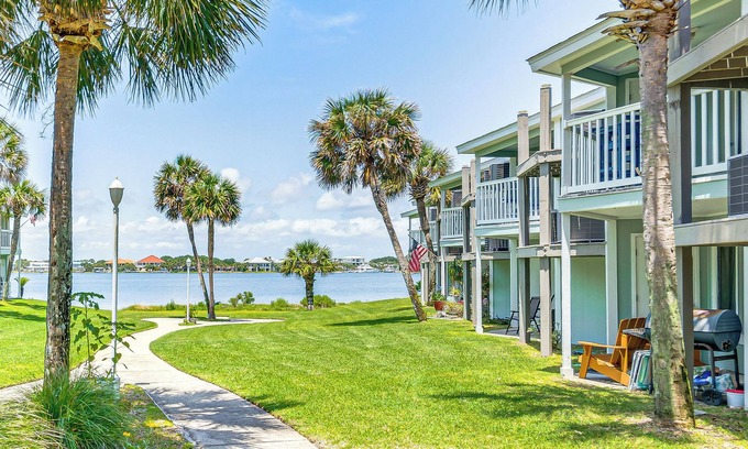 Villa Sabine Condo | ‘Sea La Vie’ Condo: Pensacola Beach Access!
