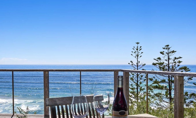 Manyana House | Sea La Vie Manyana - sitting on headland above ocean