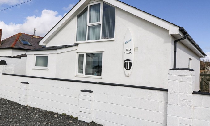 Dinas Dinlle Cottage | SEA SCAPE, family friendly, country holiday cottage in Dinas Dinlle