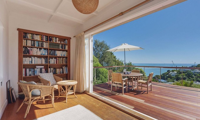 Stepneyville House | Sea Song - Cosy Waterfront Home with lots of Character and Charm