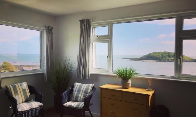 West Looe Apartment | Sea Spirit - Sweeping Sea Views first floor spacious modern apartment in Looe- with FREE parking!