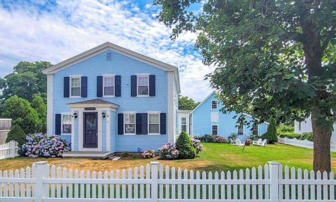 Harwich Port House | Sea St Stunner in Harwichport - Classic Cape house